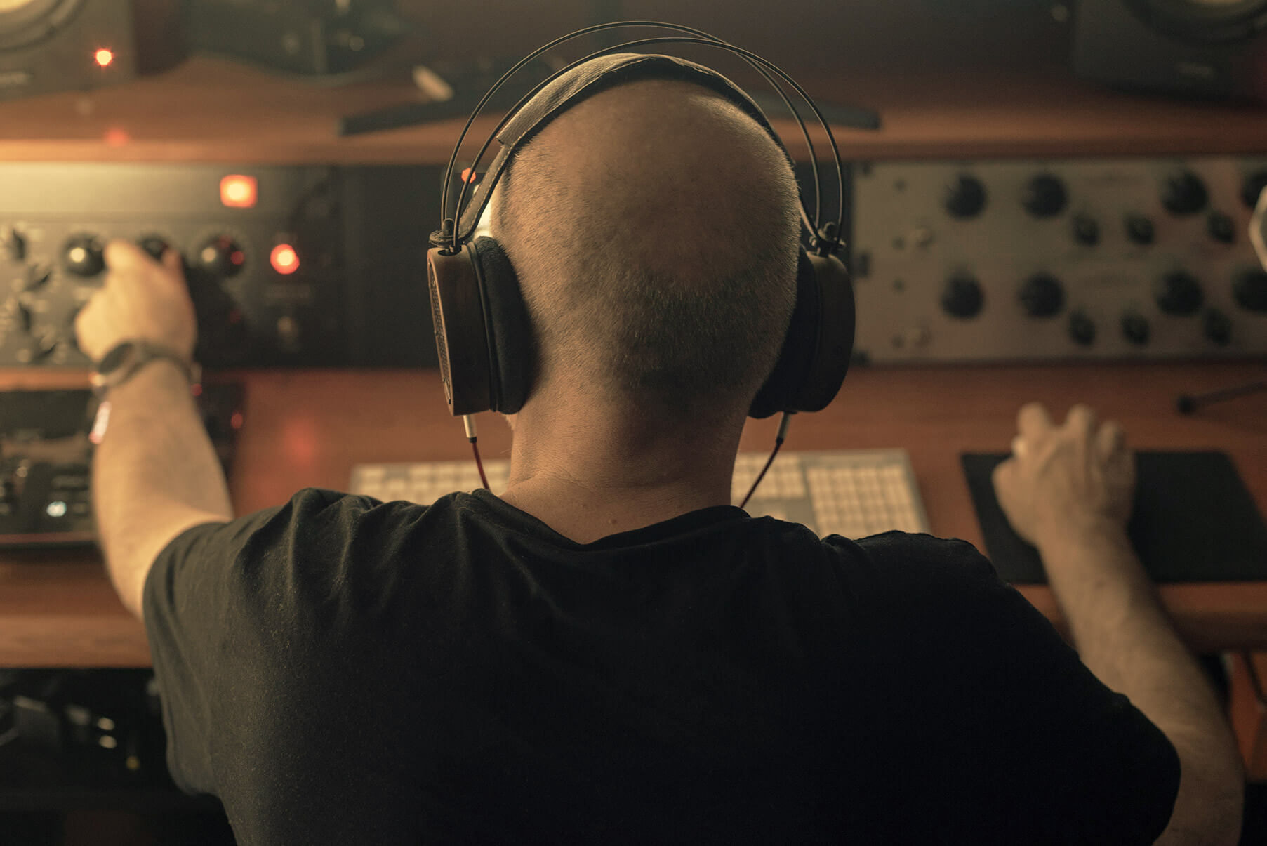 Emmanuel Marcoux au travail dans son studio de mastering